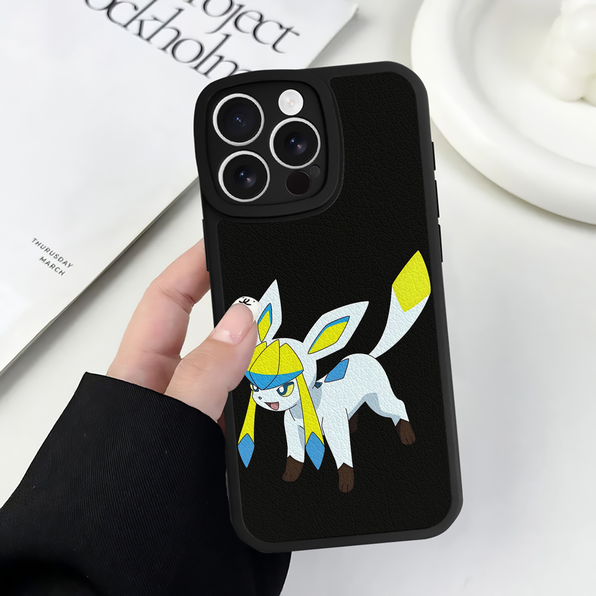 （画像用） Digimon デジタルモンスター/デジモン 【iPhone 16シリーズ対応】シリコンスマホケース（レザー調） 材質：シリコン